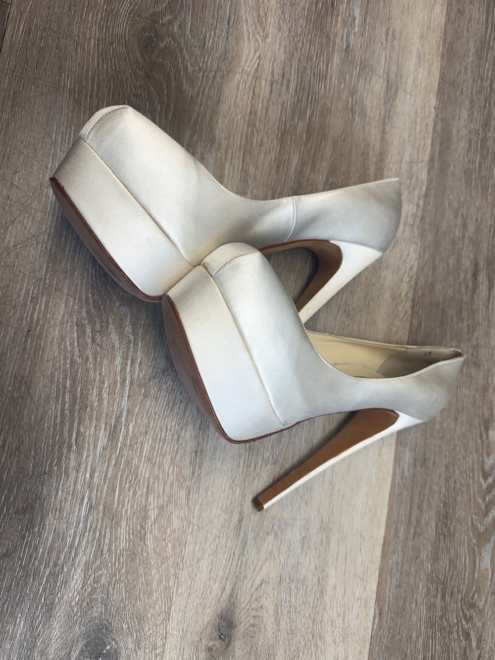 B Brian AtWood Ivory Satin Women's Pumps - Classic Court EUR 38 - Picture 6 of 9